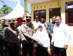 Pj Bupati Aceh Besar Dampingi Kapolda Aceh Serahkan Kunci Rumah Dhuafa di Ladong