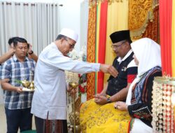 Pemkab Aceh Besar Peusijuek Pj Gubernur Safrizal di Meuligoe Bupati