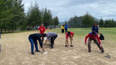 Staf Ahli Bupati Pimpin Aksi Satu Jam Pungut Sampah di Lapangan Golf Lhoknga 