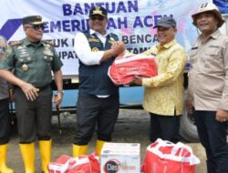 Pj Gubernur Safrizal Serahkan Satu Truk Bantuan untuk Pengungsi Banjir Aceh Tamiang