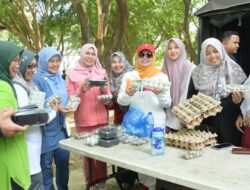 Pj Ketua PKK Aceh Tinjau dan Berbelanja di Pasar Tani