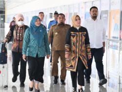 Pj Bupati Aceh Besar Sambut Ketua Umum TP-PKK Pusat Tri Tito Karnavian di Bandara SIM