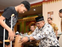 Pj Gubernur Safrizal Serahkan Bantuan Kaki Palsu untuk Guntur, Remaja Banda Aceh yang Alami Amputasi