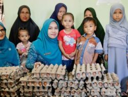 Pj Ketua PKK Aceh Serahkan Bantuan Telur di Gampong Balohan untuk Dukung Pemberantasan Stunting