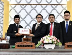 Pj Wali Kota Banda Aceh Serahkan RAPBK 2025 ke Dewan