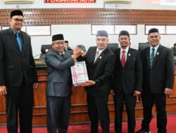 Wakili Pj Bupati, Plh Sekda Aceh Besar Sampaikan Nota Keuangan APBK 2025 di DPRK