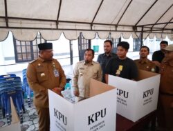 Pj Bupati Aceh Besar Dampingi Pj Gubernur Aceh Tinjau TPS di Gampong Meunasah Krueng