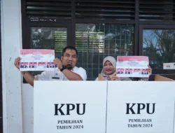 Pj Bupati Aceh Besar bersama Isteri Nyoblos di TPS 001 Jantho Makmur