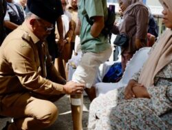 Pj Gubernur Safrizal Pasangkan Kaki Palsu untuk Penyandang Disabilitas