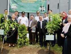 Pj Gubernur Safrizal dan Ketua Delegasi Malaysia Tanam Pohon Jeumpa di Museum Tsunami