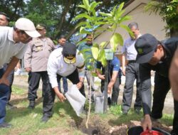 Pj Gubernur Safrizal dan Unsur Forkopimda Menanam Pohon di Komplek Masjid Raya Baiturrahman