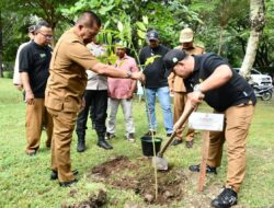 Sukseskan Program Tahiroe, Almuniza Tanam Jeumpa-Seulanga di Hutan Kota