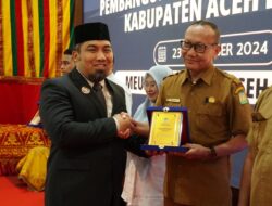 Pj Bupati Iswanto Beri Anugerah Penghargaan Inovasi Daerah untuk Puskesmas dan OPD