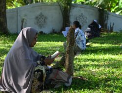 Ribuan Peziarah Berdoa Kenang Dua Dekade Tsunami Aceh di Kuburan Massal Siron