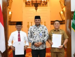 Pj Gubernur Safrizal Serahkan SK Penjabat Bupati Aceh Jaya dan Tamiang