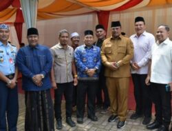 Di Haul Abu Lam Ateuk, Pj Gubernur Safrizal Serahkan Bantuan