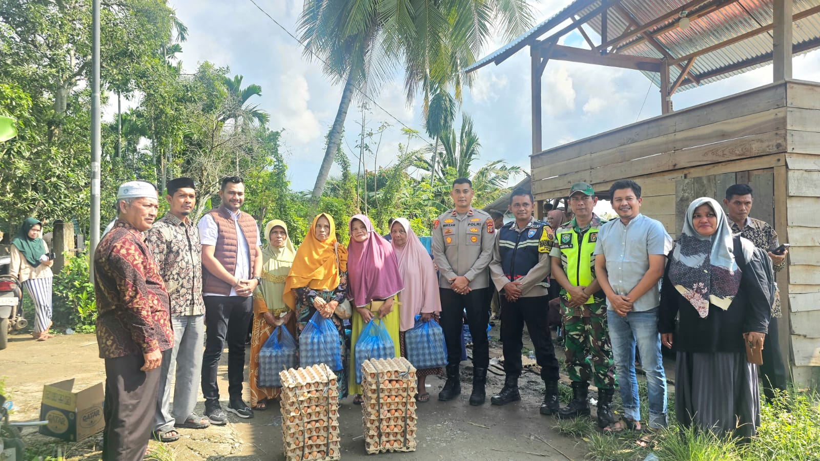 Hasil Peternakan Gampong Geundruet Salurkan Telur Gratis ke Masyarakat