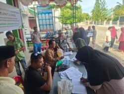 Camat Darul Imarah dan Keuchik Lamblang Manyang Bagikan Sembako Gratis