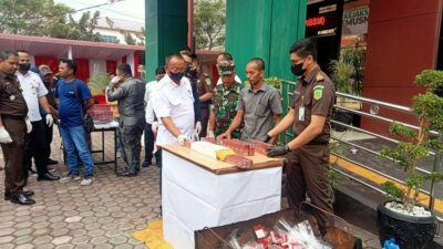 Kejari Aceh Timur Musnahkan Barang Bukti Terkait Rokok Ilegal