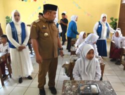 Pj Bupati Aceh Besar Bersama IWAPI Bagikan Makanan Bergizi di SD Mon Singet