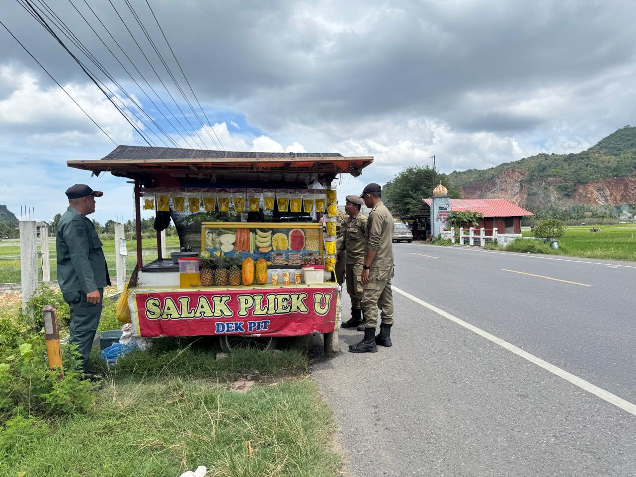 Jelang Ramadhan, Satpol PP dan WH Aceh Besar Himbau Pedagang di Jalur Wisata