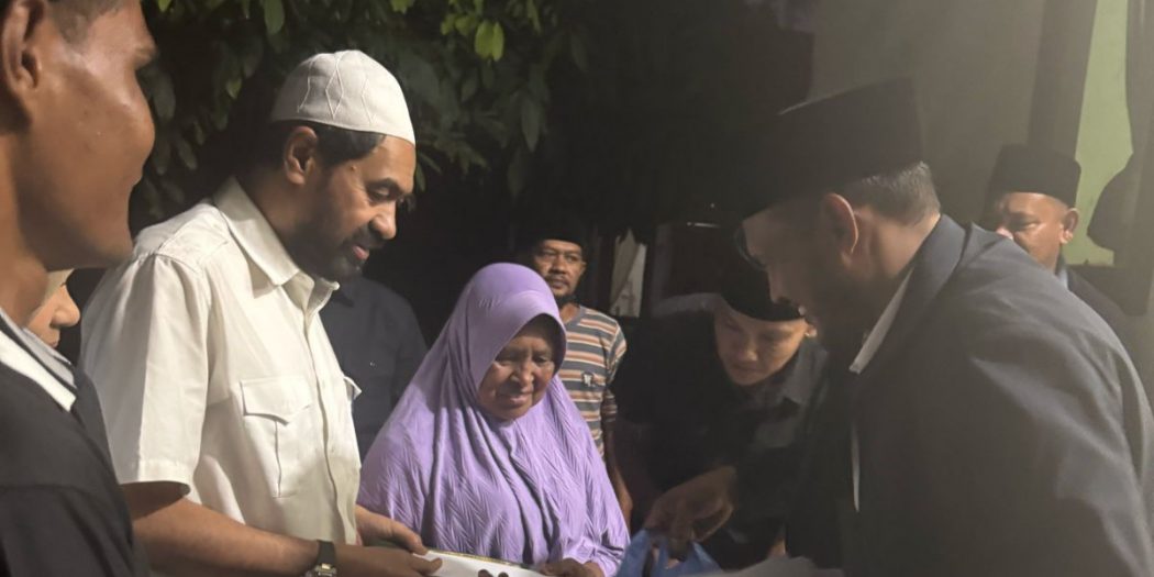 Beralas Tikar, Mualem Buka Puasa Bersama di Halaman Rumah Korban Konflik Aceh