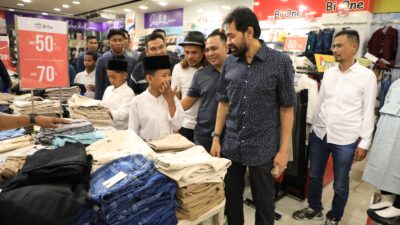 Mualem Belanja Baju Lebaran untuk 120 Anak Yatim Dayah Raudhatul Huda