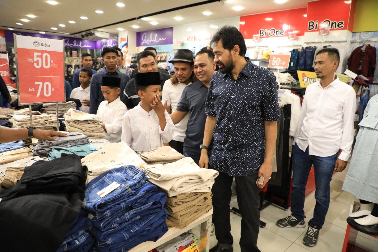 Mualem Belanja Baju Lebaran untuk 120 Anak Yatim Dayah Raudhatul Huda