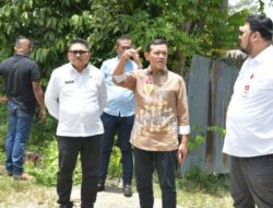 Kunker ke Pidie, Wagub Fadhlullah Serahkan Sajadah ke Masjid