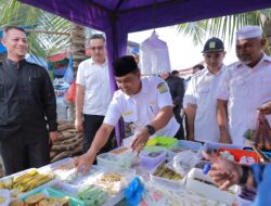 Saat Tinjau Penjual Takjil, Bupati Aceh Besar: Pasar Ramadhan Seperti ini Sangat Membantu Ekonomi Masyarakat