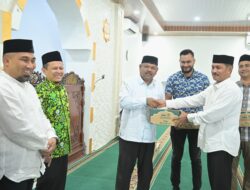 Pemkab Aceh Besar Bersama DMI Aceh Salurkan Bantuan untuk Masjid