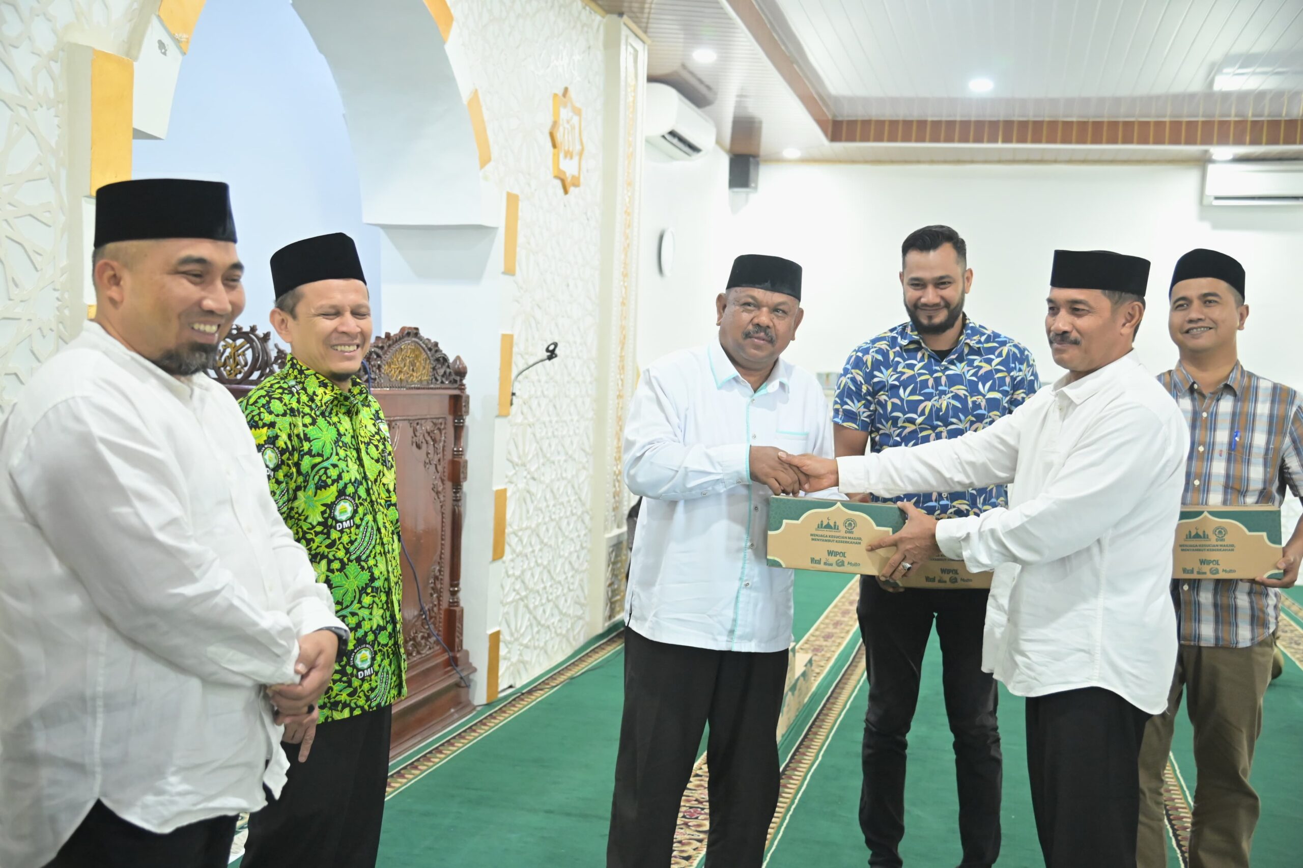 Pemkab Aceh Besar Bersama DMI Aceh Salurkan Bantuan untuk Masjid