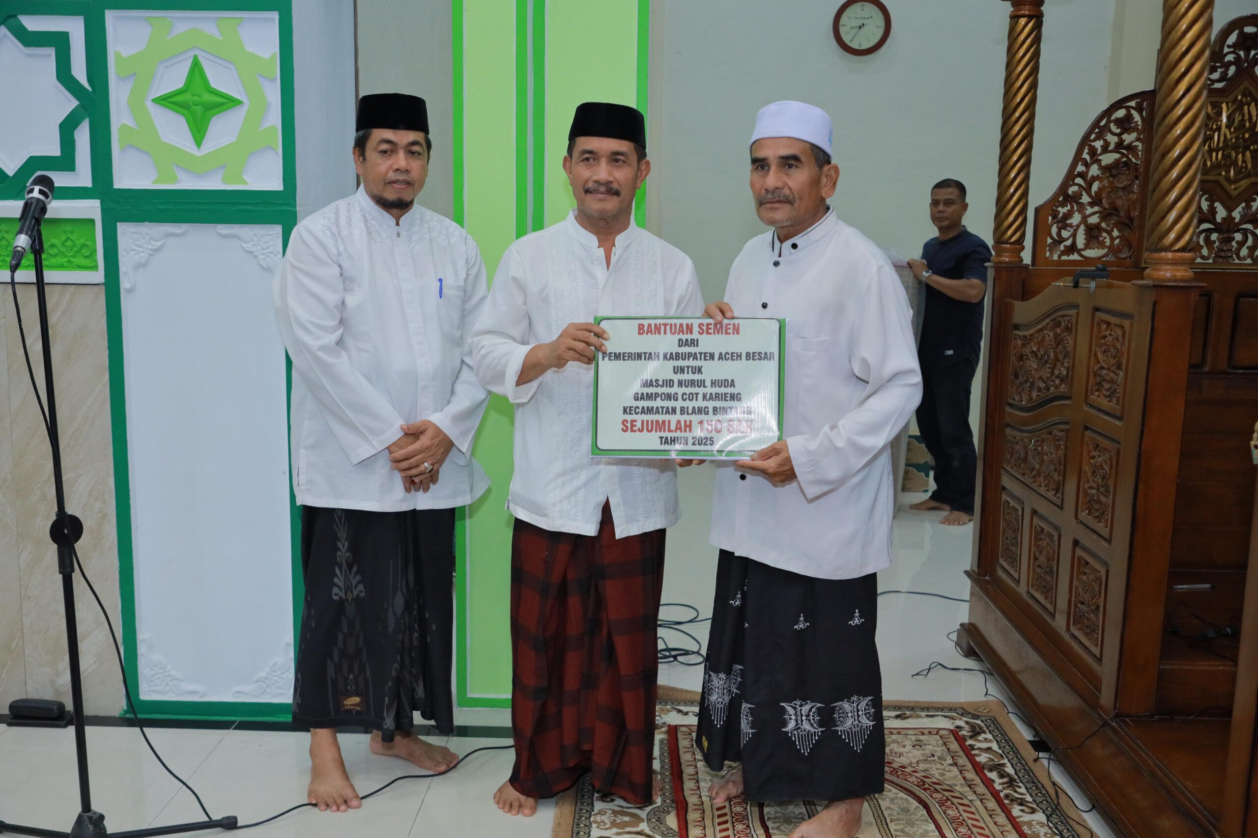 Wabup Syukri Serahkan Bantuan Kepada Masjid Nurul Huda Blang Bintang