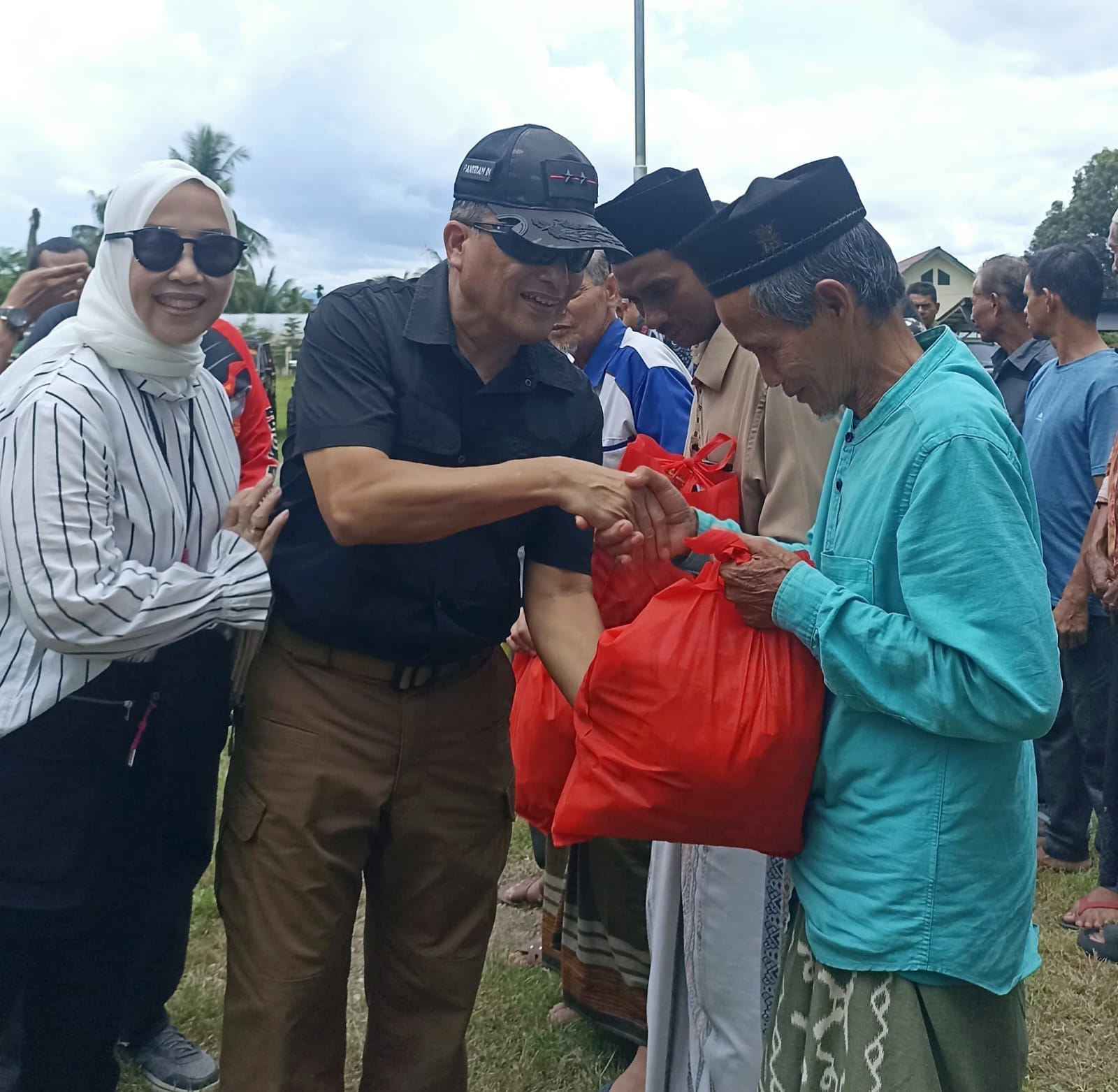 Pangdam IM Salurkan Bantuan Sembako untuk Warga Mon Ara