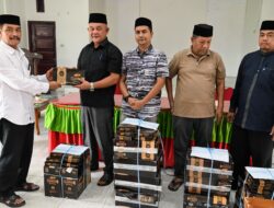 Pemkab Aceh Besar Berikan Bantuan Sarung untuk Teungku Imum dan Bilal