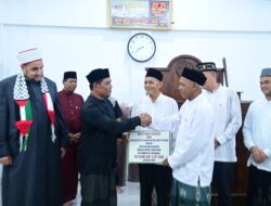 Bupati Aceh Besar Serahkan Bantuan untuk Masjid Mujahidin Lamlhom