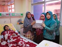 Ketua TP PKK Aceh Besar Serahkan Bantuan Fakir Insidentil dari Baitul Mal