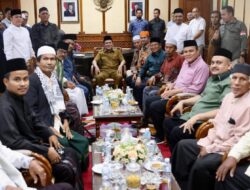 Ulama dan Tokoh Politik Aceh Lepas Wagub ke Tanah Suci