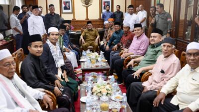 Ulama dan Tokoh Politik Aceh Lepas Wagub ke Tanah Suci