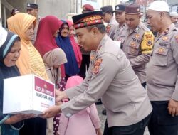 Kapolres Bener Meriah Salurkan Bansos bagi Warga Miskin