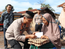 Kapolres Aceh Tengah Bagi Paket Sembako di Jum’at Berkah