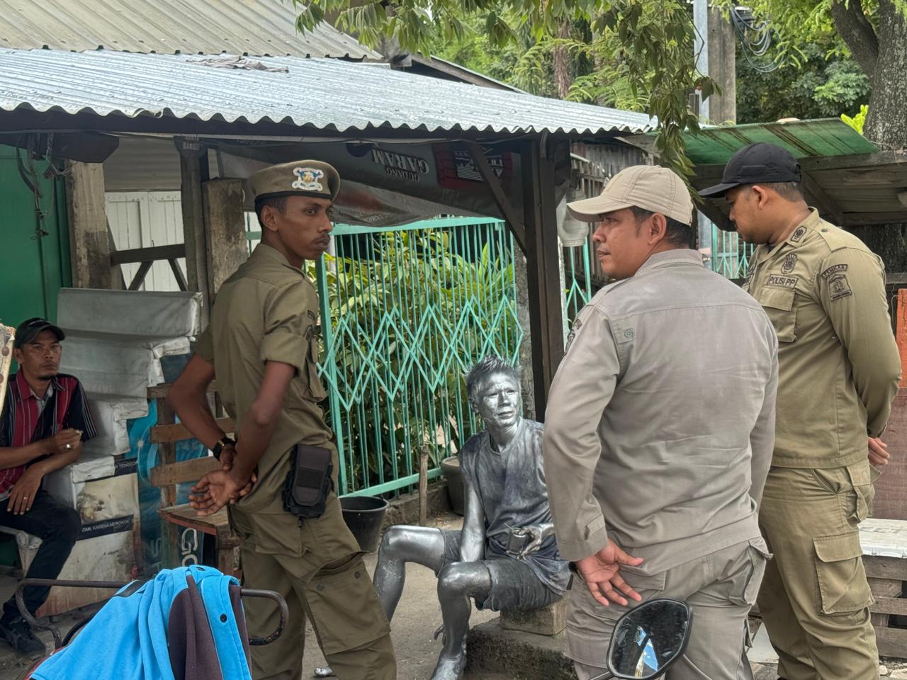 Satpol PP dan WH Aceh Besar Amankan Manusia Silver