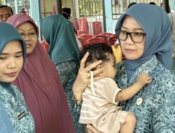 Bayi Penderita Hidrosefalus Dibesuk Ketua TP-PKK Aceh Tamiang