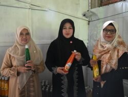 Ketua Dekranasda Aceh Besar Borong Syrup Kelapa Gading
