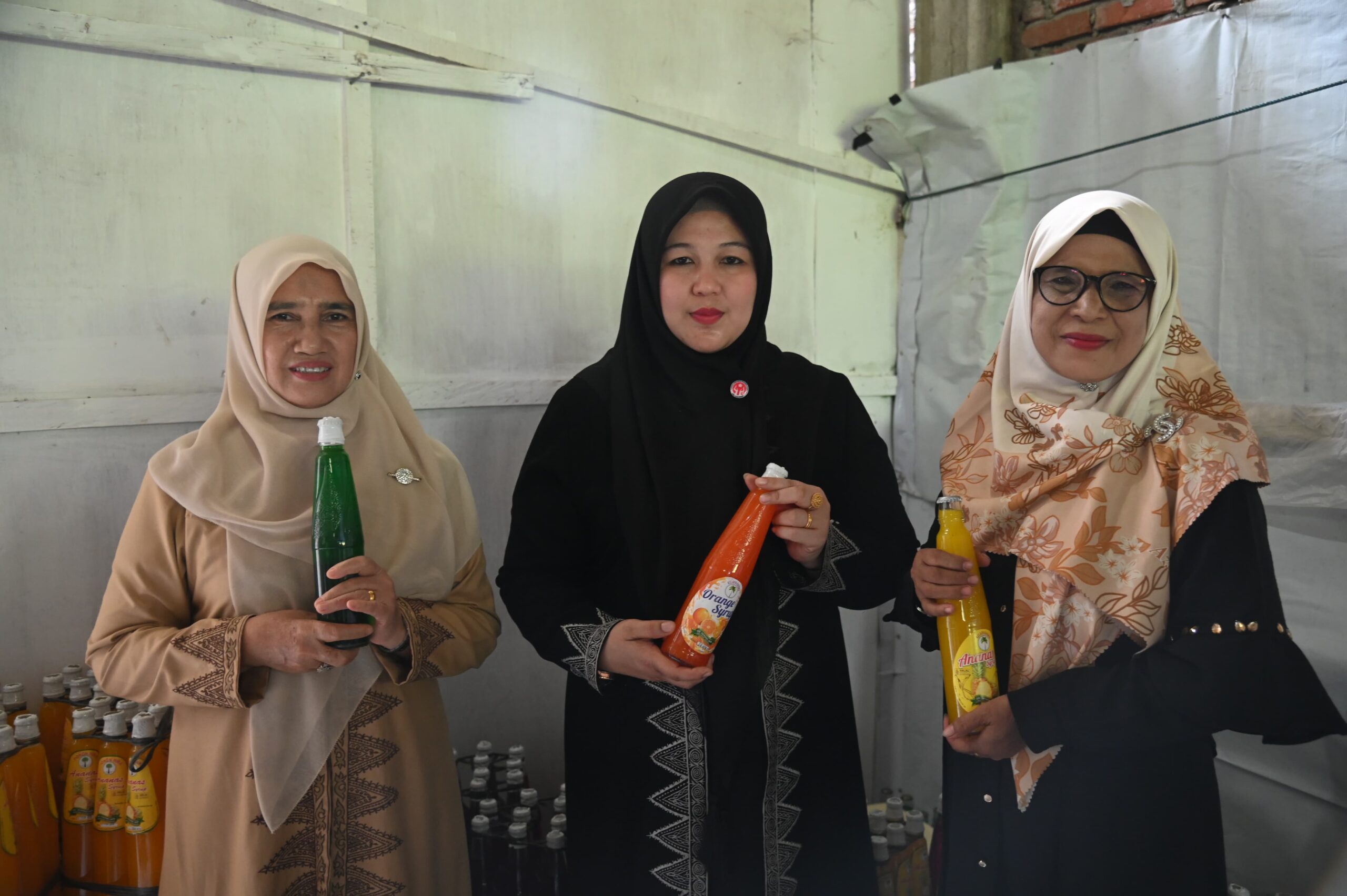 Ketua Dekranasda Aceh Besar Borong Syrup Kelapa Gading