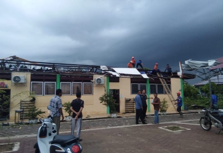 Diterjang Puting Beliung, Bangunan Sekolah dan Rumah di Aceh Tamiang Rusak Parah