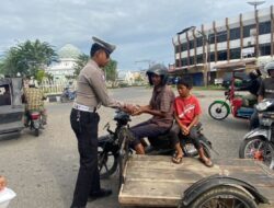Satlantas Polres Lhokseumawe Berbagi Makanan untuk Warga Kurang Mampu