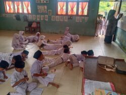 Belajar Dilantai, Siswa SDN Seuneubok Teungoh Butuh Bangku dan Meja