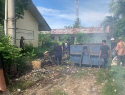 DLH Aceh Besar Bersihkan Tumpukan Sampah Ilegal Dipasar Lambaro Angan
