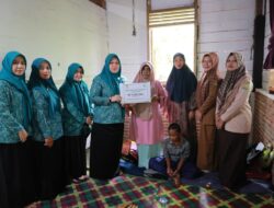 TP PKK Aceh Besar Serahkan Bantuan Fakir Insidentil kepada warga